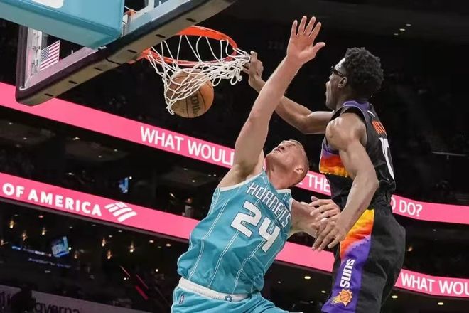 的神态更显 的神态更显